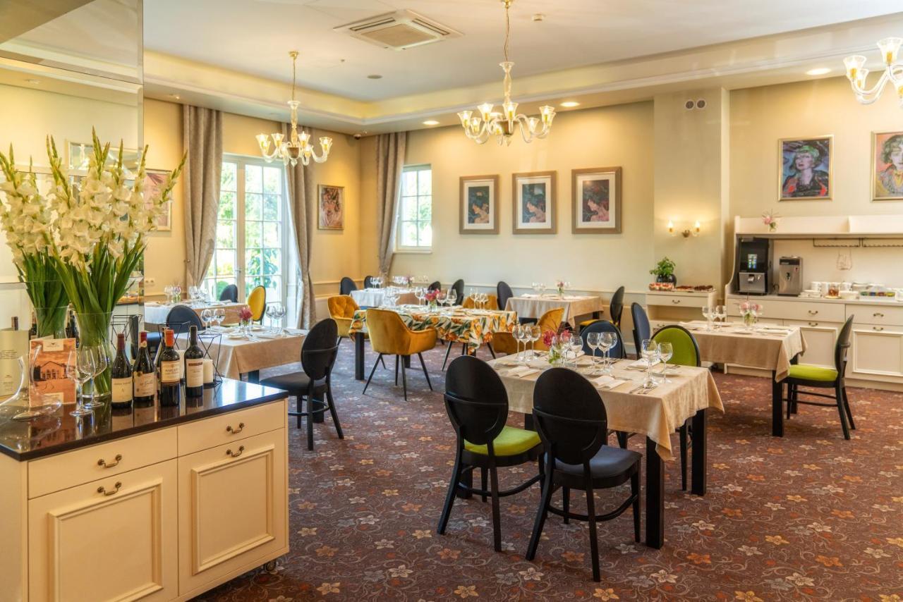 Korona Hotel استروينكا المظهر الخارجي الصورة