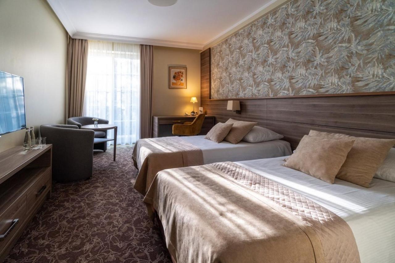 Korona Hotel استروينكا المظهر الخارجي الصورة