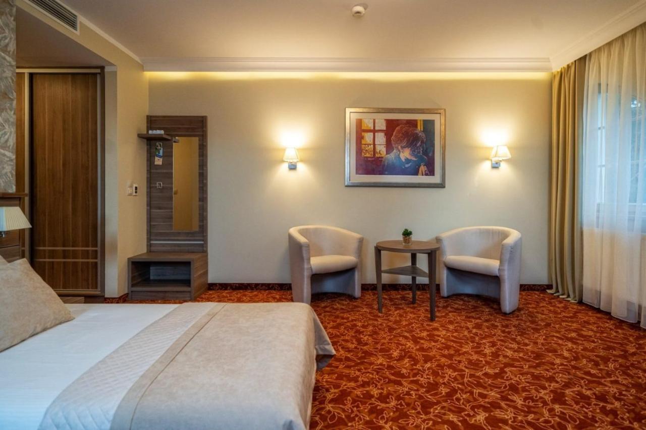 Korona Hotel استروينكا المظهر الخارجي الصورة